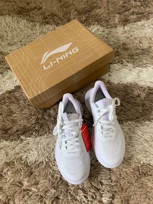 Женские кроссовки бренда Li-Ning