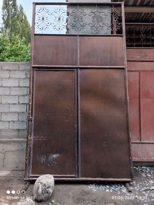 Darvoza sotiladi: Narxi kelishilgan holda: Razmeri: 1.90 ga 3.50 Mat