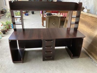 Катта икки кишилик компьютер столи сотилади. Размер:1,70х0,65х1,40м.