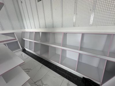 Mebel sotiladi savdo doʻkoni uchun.