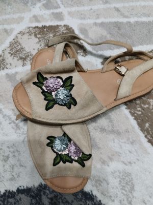 Продаются женские босоножки