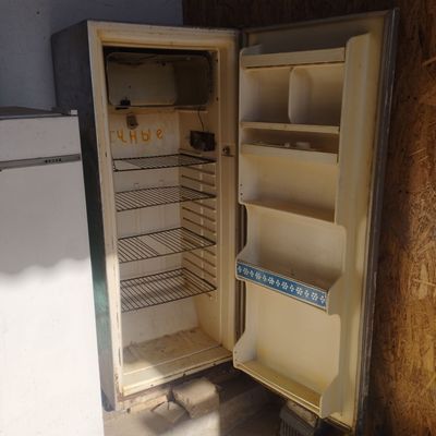 Holadilnik sotiladi srochna