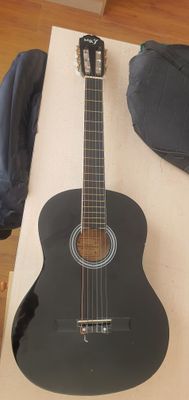 Gitara sotiladi holadi zo'r