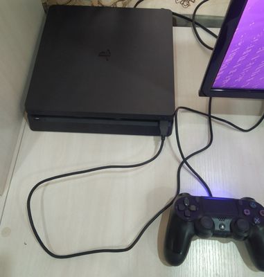 Srochna Playstation 4 Slim sotiladi