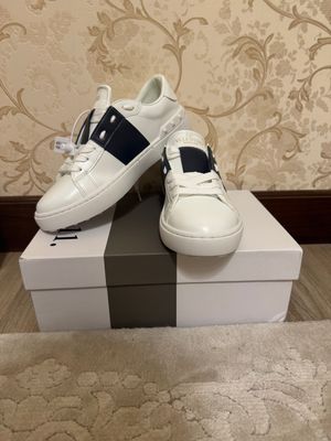 В наличии lux  Valentino garavani 39- razmer