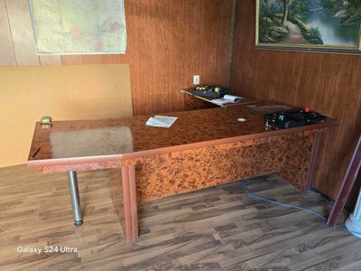 Стол руководителя или письменный стол для дома