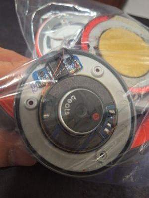 Оригинальные динамики от наушников Beats by Dr. Dre Solo .