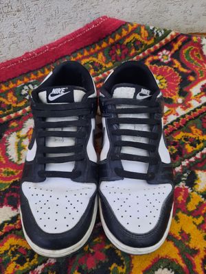 42 o'lchamli Nike krossovkalari