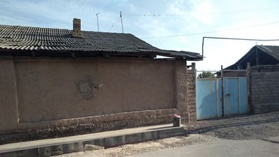 Йер учаска сотилади 8 сотих 6 хона сентир .