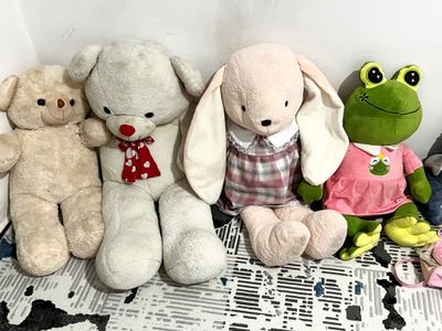 Kukla va igrushkalar hammasi arzonga sotiladi