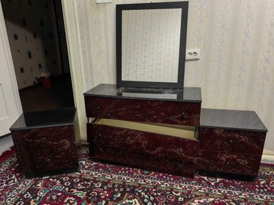 B/u oynali shkafchik va tumbochka sotiladi