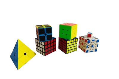 7 ta kubik rubiklar jamlanmasi.