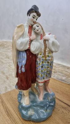Статуэтка фарфоровая." Майская ночь"