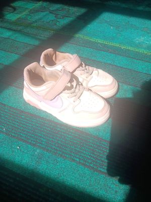 O'lchovi 35 qizbolalar uchun pushti va oq NIKE