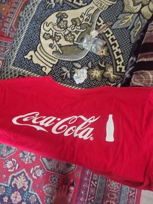 Безрукавка и футболки с кепкой от coca cola