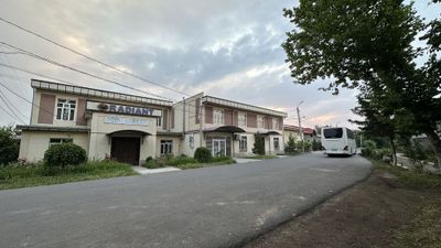 Бино сотилади йўл бўйида углавой жой жуда хам зўр жойлашув.