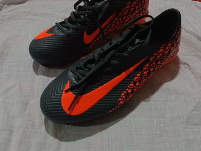 Футбольный бутсы новый 42 размер (nike) futbol uchun butsi yengi 42 ra
