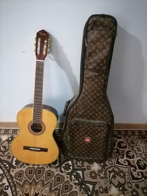 Gitara sotiladi yangi chexoli bilan sotiladi