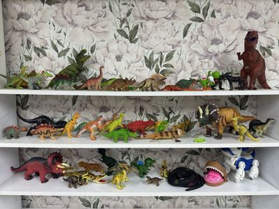 Игрушки динозавры 50 штук отдам даром кто купит робота собаку