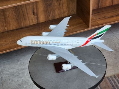 модель самолета Airbus A380 авиакомпании Emir