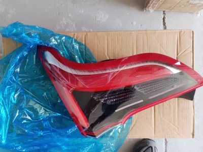 Внешняя задняя правая фара стоит