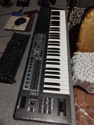 Синтезатор миди клавиатура Roland pcr800