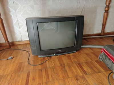Старенький работающий цветной телевизор.