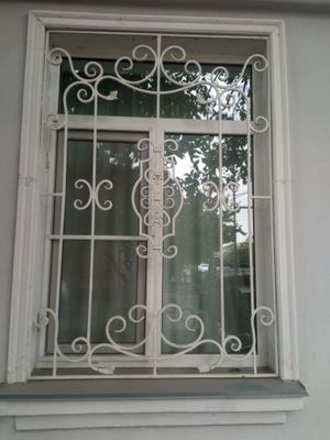 Продам пластиковые окна с решетками