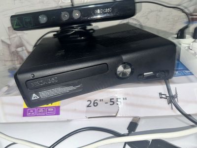 Продается xbox 370 slim рабочий в хорошем состояние торг есть