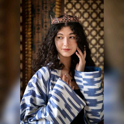 Корона в винтажном стиле с камнями.