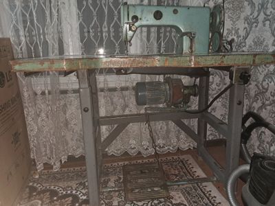 yahshi holatdagi 97 tikuv moshinkasi borr