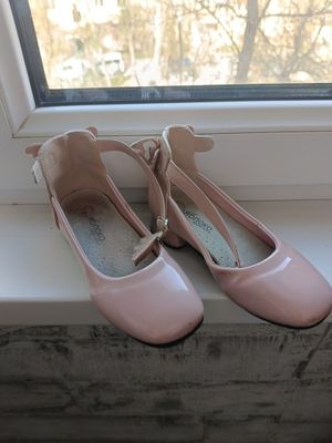 Продам детские туфельки на каблуке
