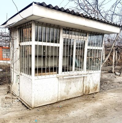 Ko'chma Do'kon sotiladi. 3 metrga, 2 metr. Pol Pataloklari bor.