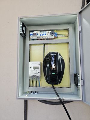 Elektromobillar uchun tayyor zaryadlash stansiasi