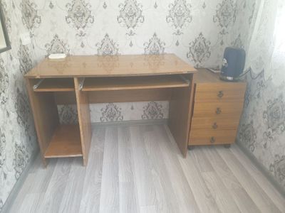Компьютерный стол с тумбой .