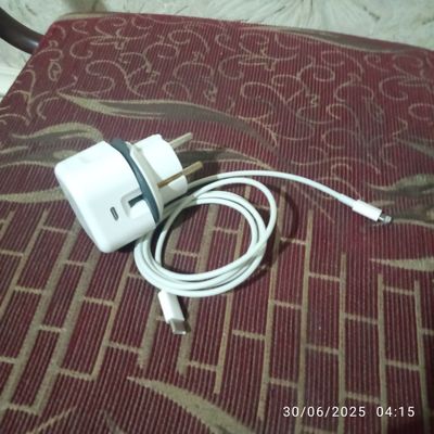 Iphoneni original zaryadchi sotiladi 2hafta ishlatilgan deyarli yangi