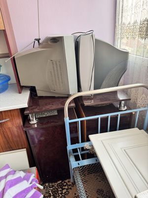 Сотилади! Продаю телевизор с подставкой!