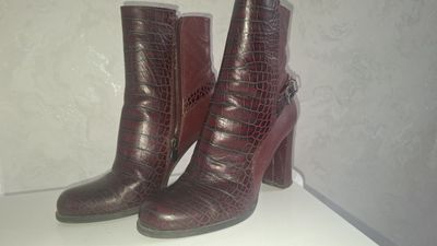 Скромная женская обувь