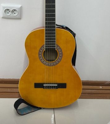 Gitara tiniq holatda pul zarurligi uchun sotilyapti narxini kelishamiz