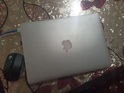 Macbook pro 13 sotiladi arzonga pul zaril shunga