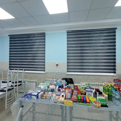 Rom eshik oynalarini tosuvchi jalyuzi pardalar