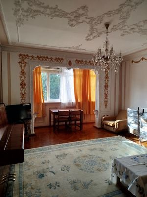 Сдается квартира находится метро Ойбек чистая аккуратная ,,,