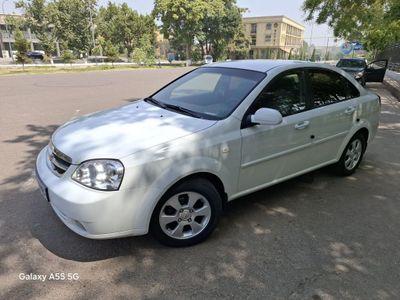 Lasetti 1.8 sotiladi