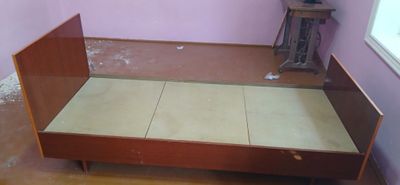 Yog‘ochdan yasalgan divan