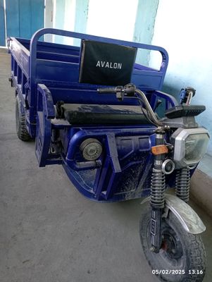 zoʻr holatdagi elektro mototsekl sotaman