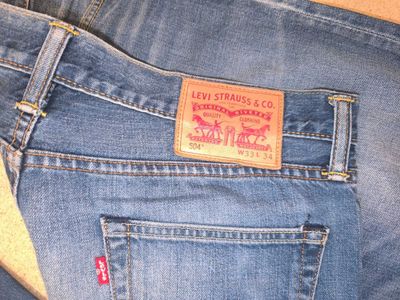 Джинсы Levis 504 с заниженной талией.