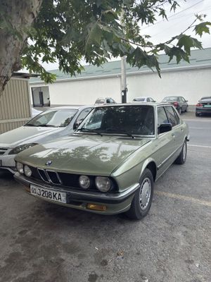 BMW E28 520i sotiladi