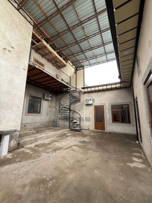 1,8 sotixli tayyor 2 qavatli hovli ko‘plab jihozlari bilan sotiladi.