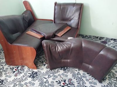 Ugolok divan tezda sotiladi