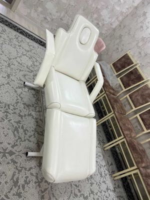 Продаю массажную кушетку-кресло, почти новое.